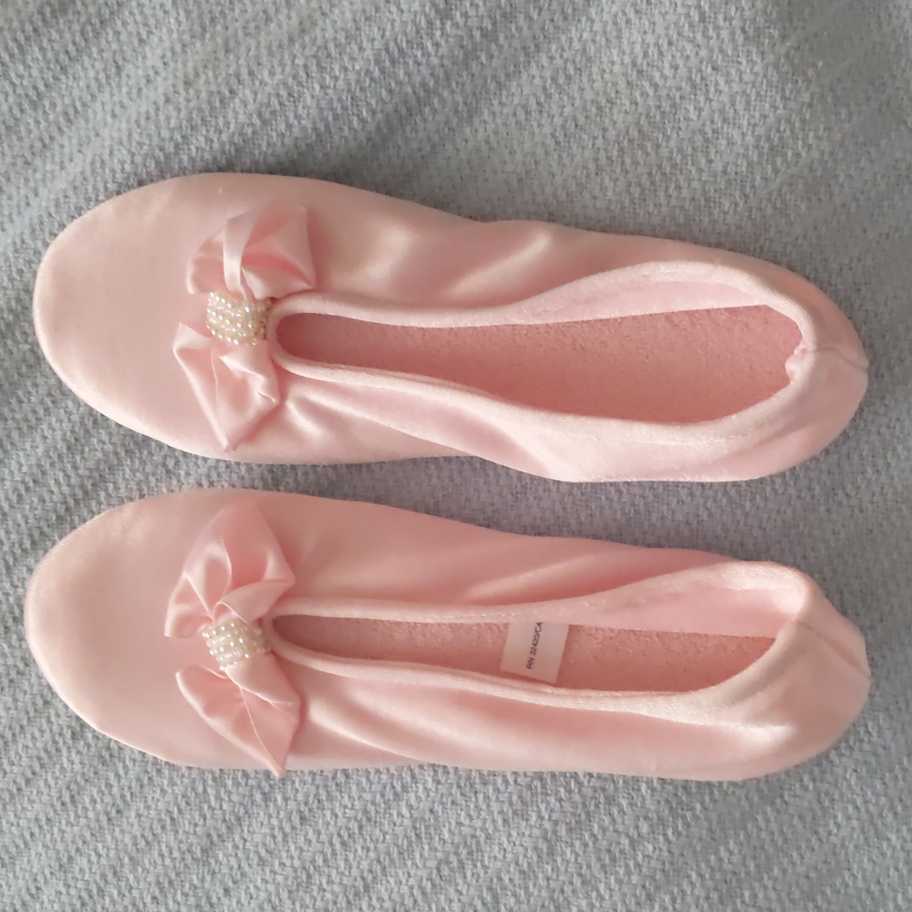 NWOT Isotoner Slippers
